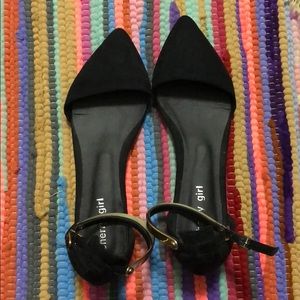 Black flat shoes